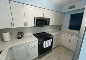 2bed 2 bath sleeps 5 . 3 smart TVs. fully refurbished Very Close to the beach