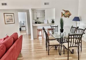 2BR 2BA New King Mattress, Pool, Balcony, Tennis, Pickleball Walk to the Beach