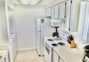 2BR 2BA New King Mattress, Pool, Balcony, Tennis, Pickleball Walk to the Beach