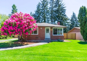 2BR 2BA Northgate, Seattle Location with Patio, BBQ, and Backyard