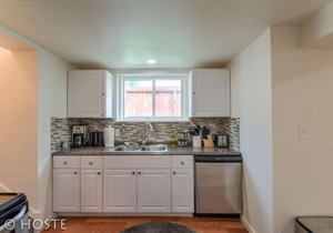 2BR Comfy condo & cute patio Broadmoor area