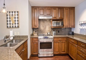 2BR Condo w/AC, Pool, Hot Tub, Free Ski Shuttle to Vail & BC