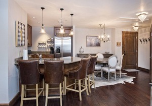 2BR Condo w/AC, Pool, Hot Tub, Free Ski Shuttle to Vail & BC