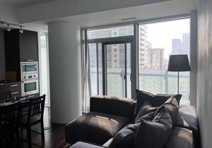 2BR Downtown Toronto Condo Steps to Union/CN Tower
