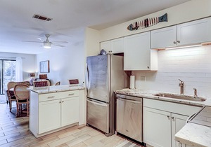 2nd-Floor Condo w/Balcony, Fast WiFi, Shared Pools, Game Room, Hot Tub, Gym, A/C