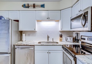 2nd-Floor Condo w/Balcony, Fast WiFi, Shared Pools, Game Room, Hot Tub, Gym, A/C