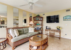2rd Floor, remodeled Oceanfront 2 Bed/2 Bath condo sleeps 6. Oceanfront balcony & pool.