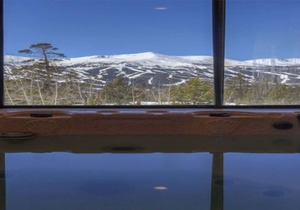 3 Bed/3 Bath Penthouse - great views and shared hot tub. 7 day bookings only