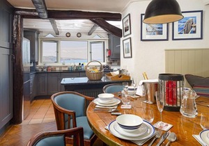 3 Bed - Smugglers Cottage - Sleeps 6 guests in 3 bedrooms