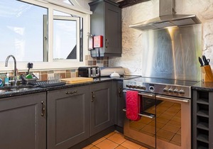 3 Bed - Smugglers Cottage - Sleeps 6 guests in 3 bedrooms