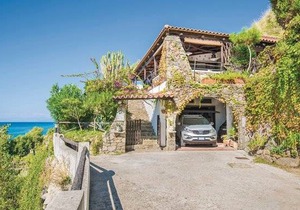 3 bedroom accommodation in Parghelia VV