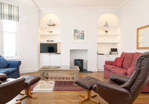 3 bedroom accommodation in Above Town