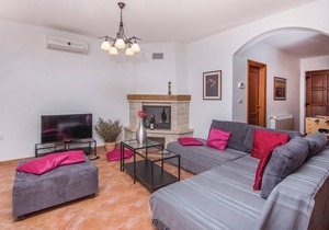 3 bedroom accommodation in Divsici