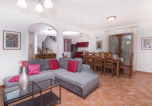 3 bedroom accommodation in Divsici