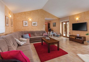 3 bedroom accommodation in Divsici