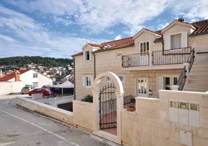 3 bedroom accommodation in Pucisca