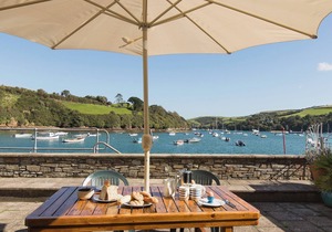 3 bedroom accommodation in Island St