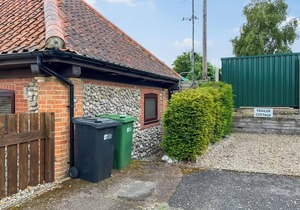 3 bedroom accommodation in Weybourne