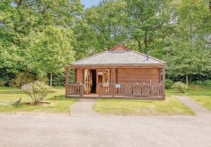 3 bedroom accommodation in Tilford, Farnham