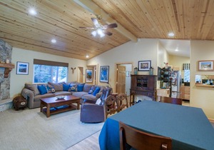 3 bedroom and den, 2 bath, sleeps 8. West End of Donner Lake DLR#059