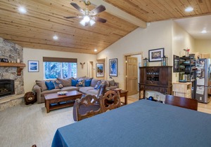 3 bedroom and den, 2 bath, sleeps 8. West End of Donner Lake DLR#059