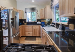 3 bedroom and den, 2 bath, sleeps 8. West End of Donner Lake DLR#059