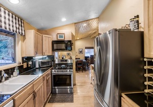 3 bedroom and den, 2 bath, sleeps 8. West End of Donner Lake DLR#059