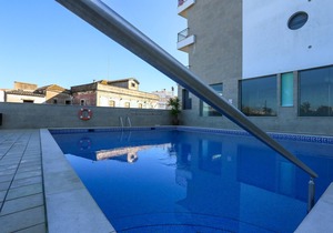 3-Bedroom Apt, Sleeps 6, Pool, Gym & Jacuzzi