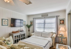 3 bedroom Cottage-Walk to the beach