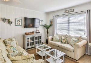 3 bedroom Cottage-Walk to the beach