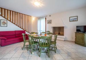 3 Bedroom Cozy Home In Albarella Ro