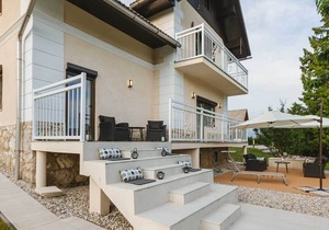 3-bedroom villa with large garden and hot tub