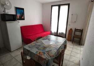3-BR Sleeps 6, Quiet Area, Terrace, Private Parking, Beach 200m, Shops 400m, Near Aqualand