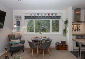 3 Dolphin Court