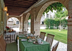 3. Idyllic home with archways and garden, in castle near beach, 1 hr from Venice