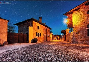 3. Idyllic home with archways and garden, in castle near beach, 1 hr from Venice