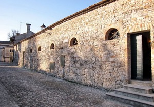 3. Idyllic home with archways and garden, in castle near beach, 1 hr from Venice
