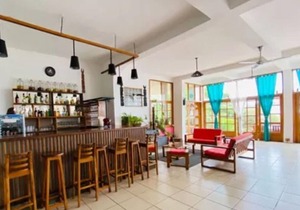 3 minutes from the Airport - 3 BR/1 Bathroom