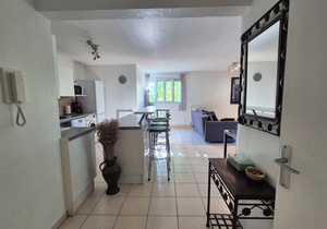 3 room air conditioned Antigone/Center with parking