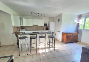 3 room air conditioned Antigone/Center with parking