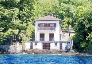 3-room apartment with separate kitchen and balcony right on the beach