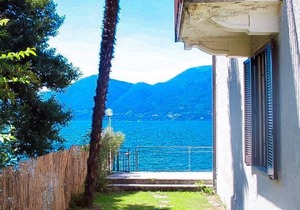 3-room apartment with separate kitchen and balcony right on the beach