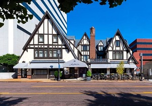 3-Star Hotel ∙ Seven Gables Inn, St Louis West, a Tribute Portfolio Hotel