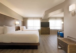 3-Star Hotel ∙ Embassy Suites By Hilton Montreal Airport