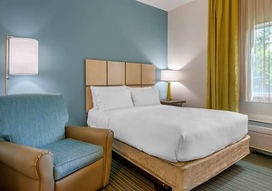 3-Star Hotel ∙ Candlewood Suites Fort Myers Sanibel Gateway