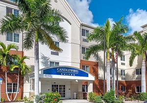 3-Star Hotel ∙ Candlewood Suites Fort Myers Sanibel Gateway
