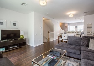 3-Story Townhome near Theme Parks! *Sleeps 10*