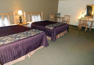3 x 2 Queen Beds with Living Room at FairBridge Inn & Suites Sandpoint
