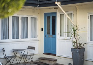30 Trinity Mews - coaching mews just a few steps from harbour and town centre in quiet cul de sac -