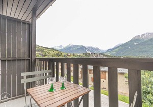 300m from ski slopes, 2nd floor, balcony, tv, ski locker, 21m², Aussois